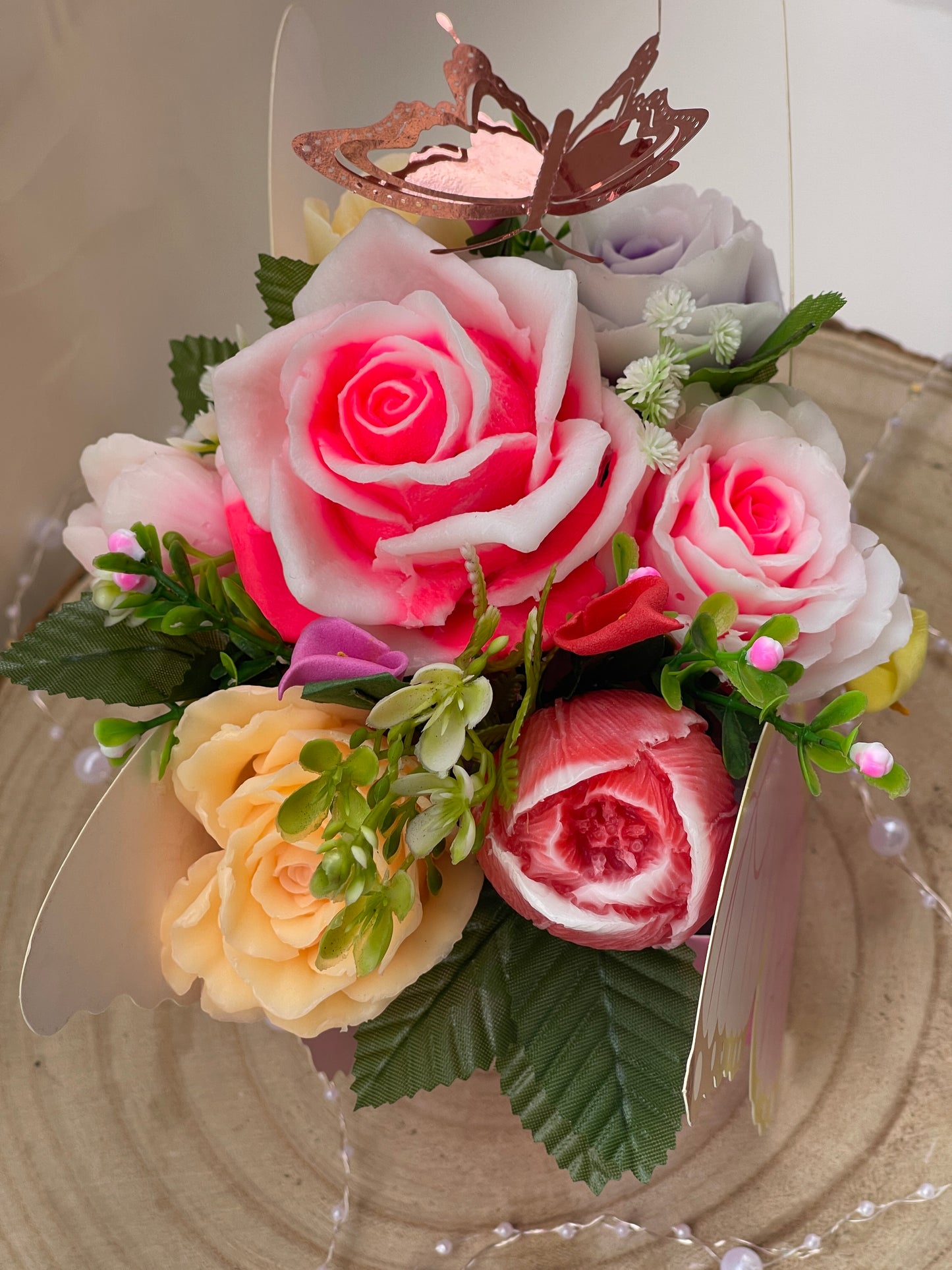 Bouquet de fleurs en savon dans boîte papillon – Cadeau original femme, maîtresse ou déco parfumée