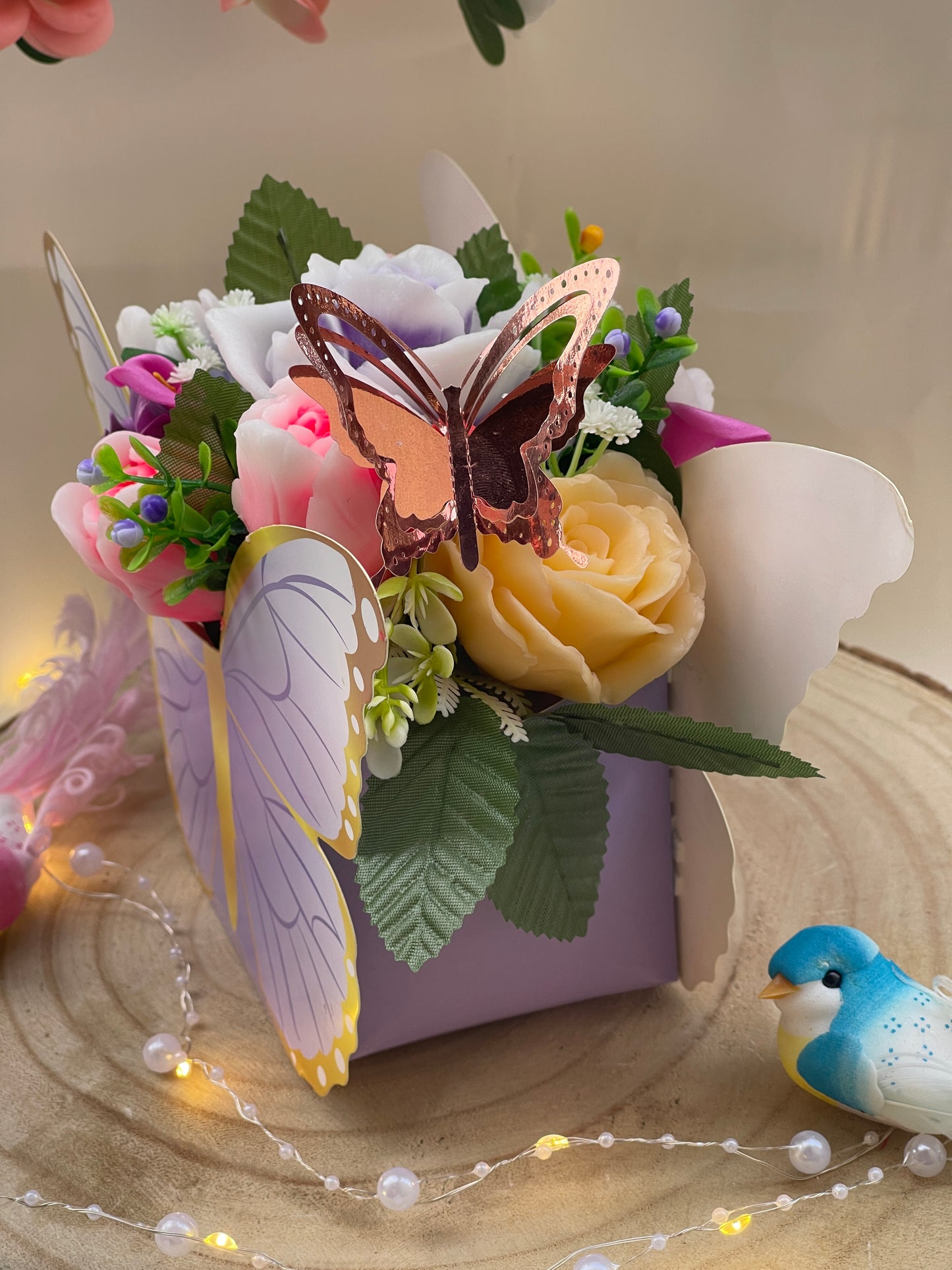 Bouquet en savon avec boîte papillon violette – Cadeau décoratif parfumé