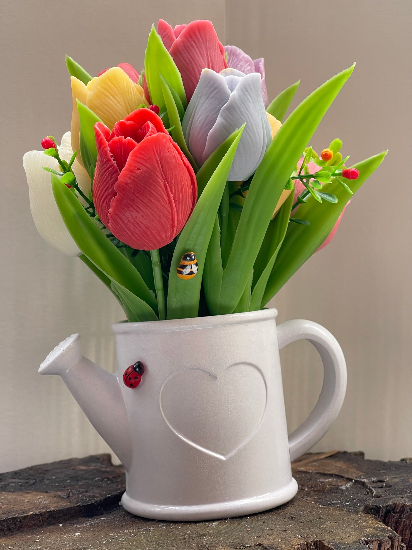 Bouquet de Tulipes en Savon – Fleurs Artisanales dans Arrosoir Céramique