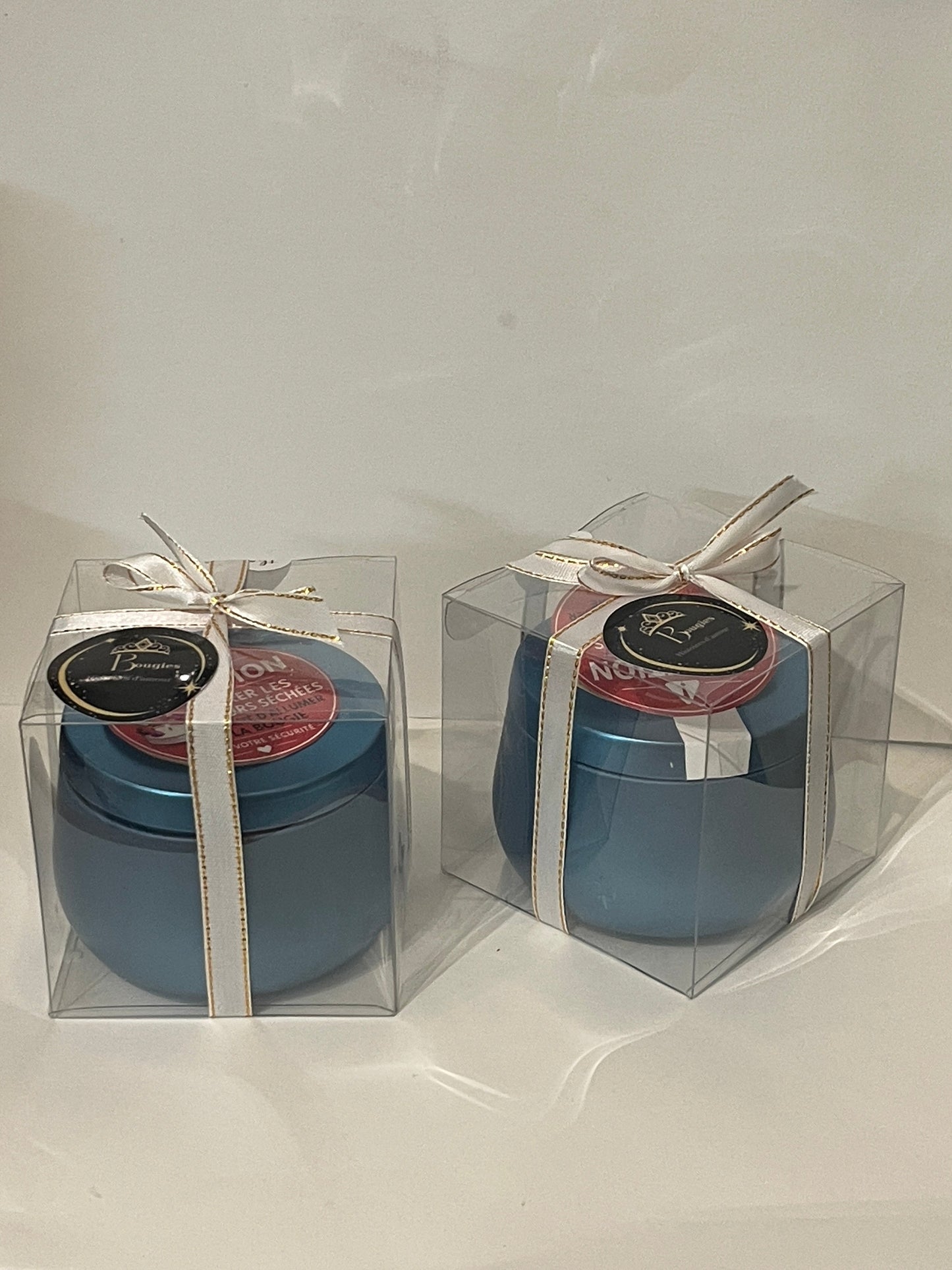 Bougie artisanale en pot turquoise avec fleurs séchées – cire de soja