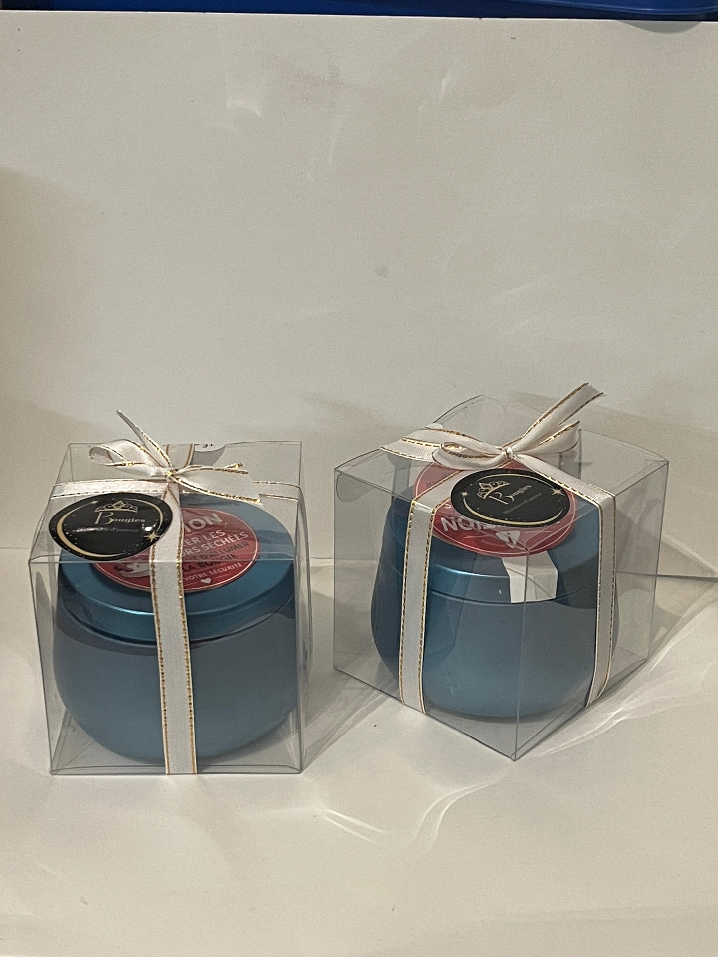Bougie artisanale en pot turquoise avec fleurs séchées – cire de soja