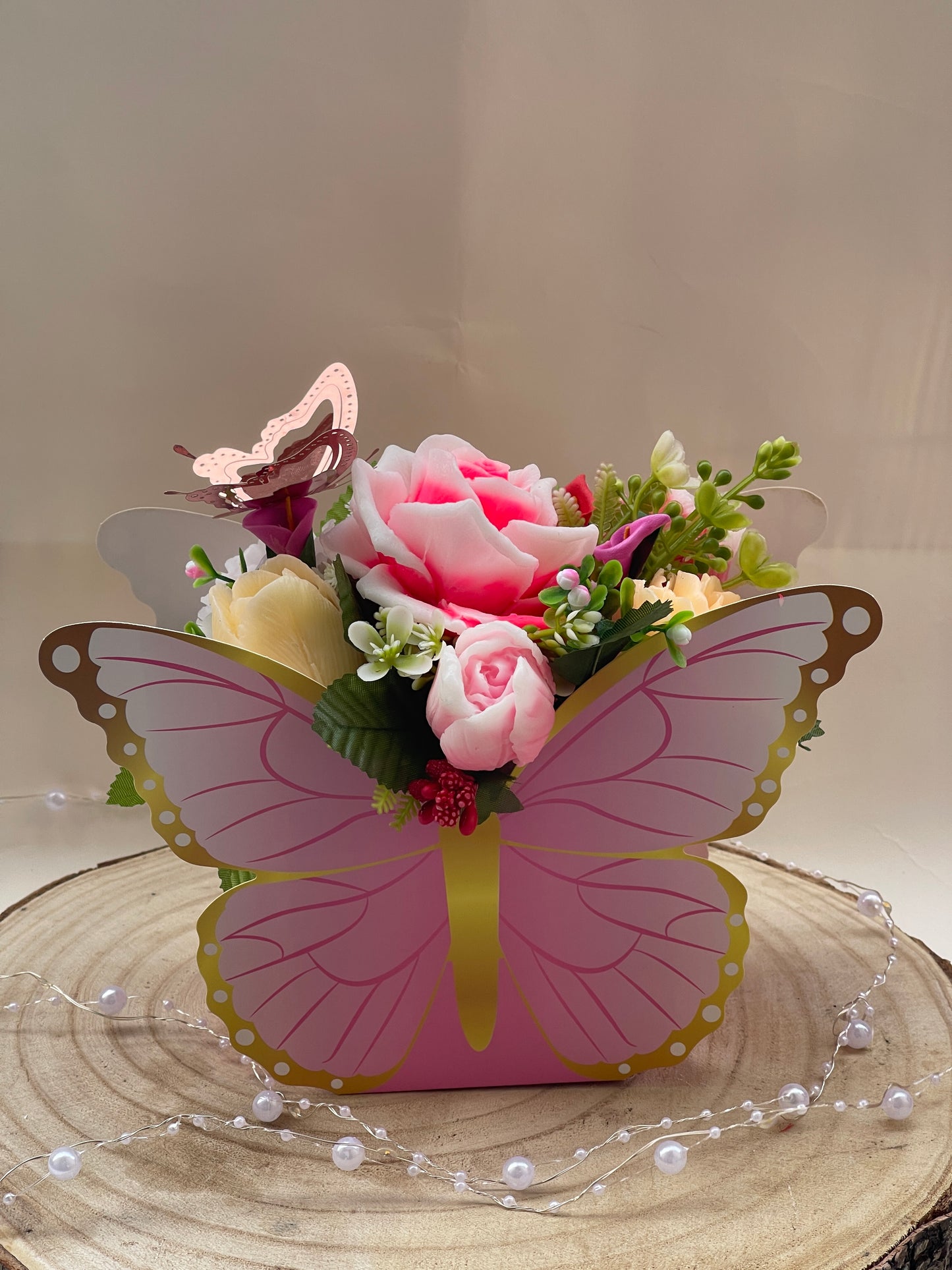 Bouquet de fleurs en savon dans boîte papillon – Cadeau original femme, maîtresse ou déco parfumée