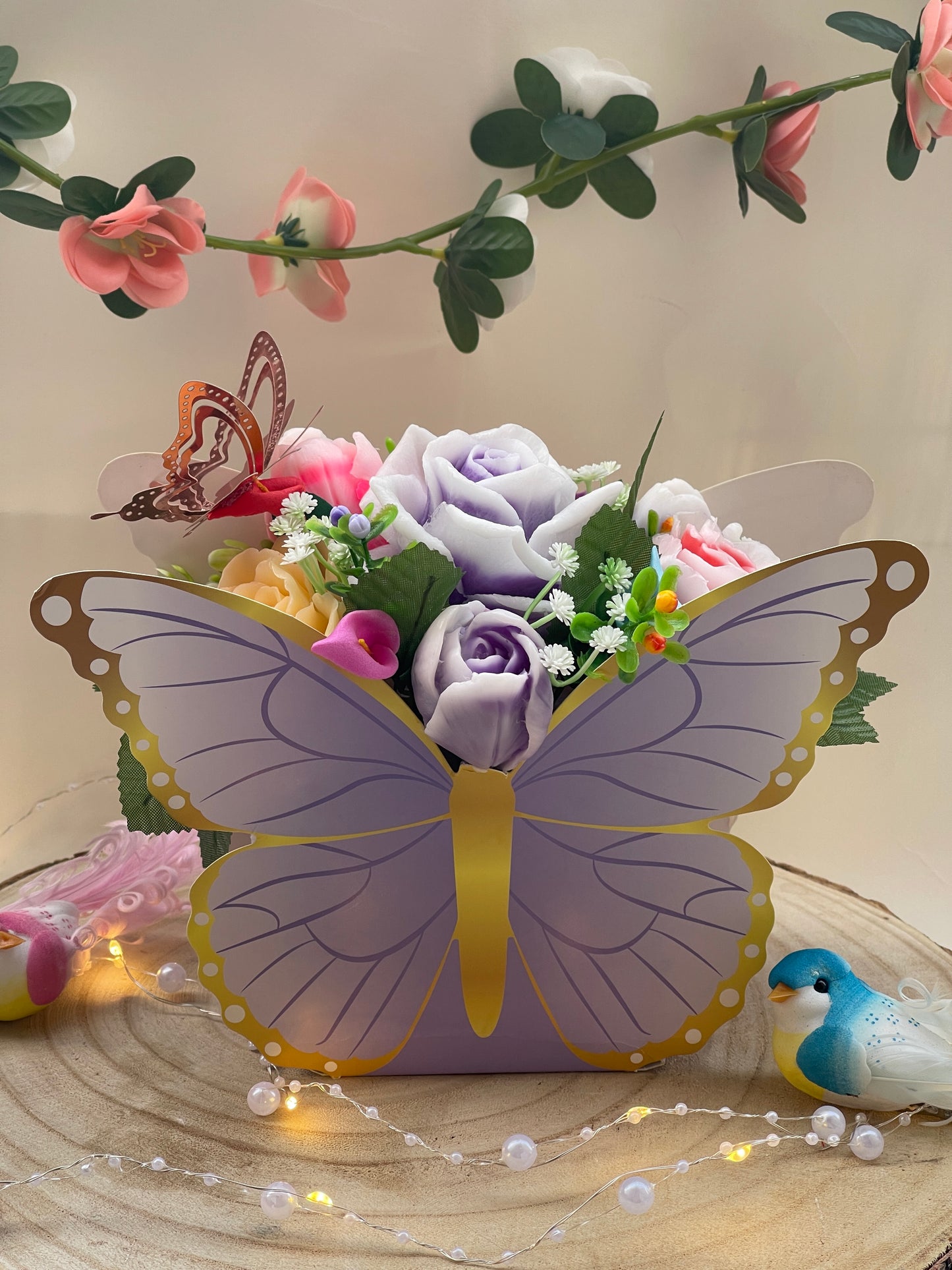 Bouquet en savon avec boîte papillon violette – Cadeau décoratif parfumé