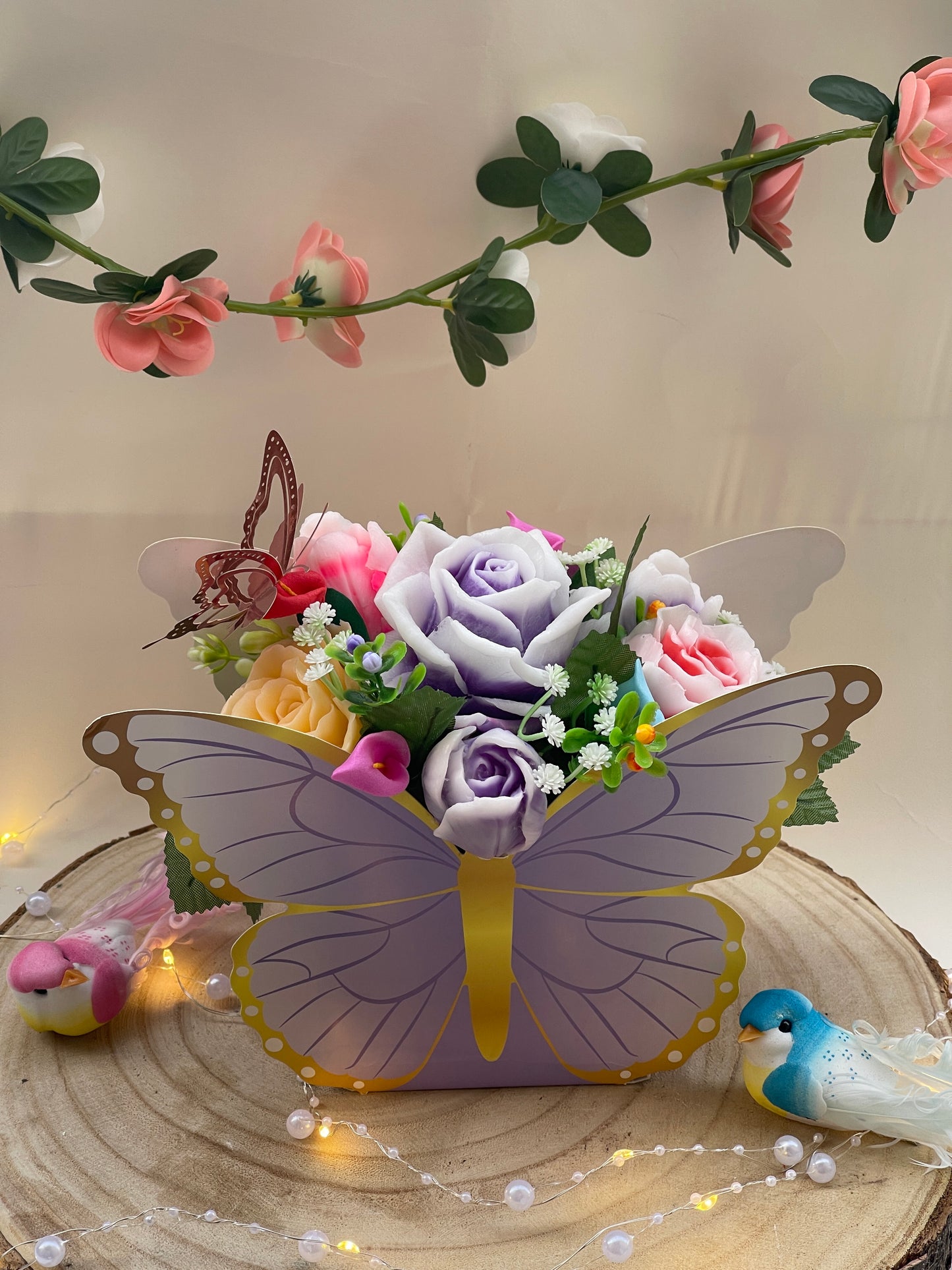Bouquet en savon avec boîte papillon violette – Cadeau décoratif parfumé