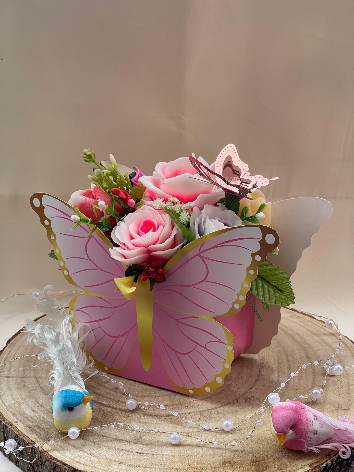 Bouquet de fleurs en savon dans boîte papillon – Cadeau original femme, maîtresse ou déco parfumée