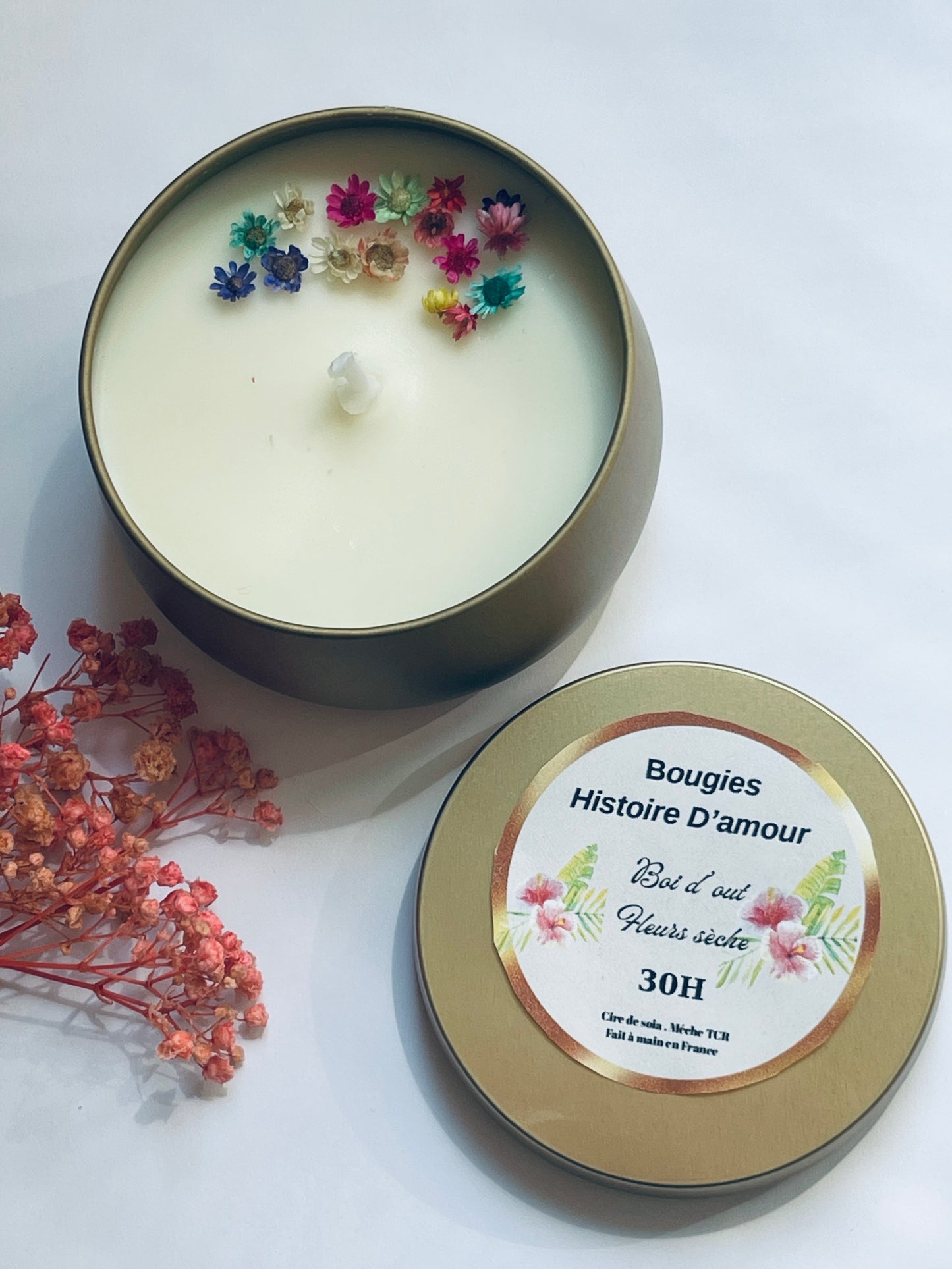 Bougie florale artisanale en pot doré avec fleurs séchées