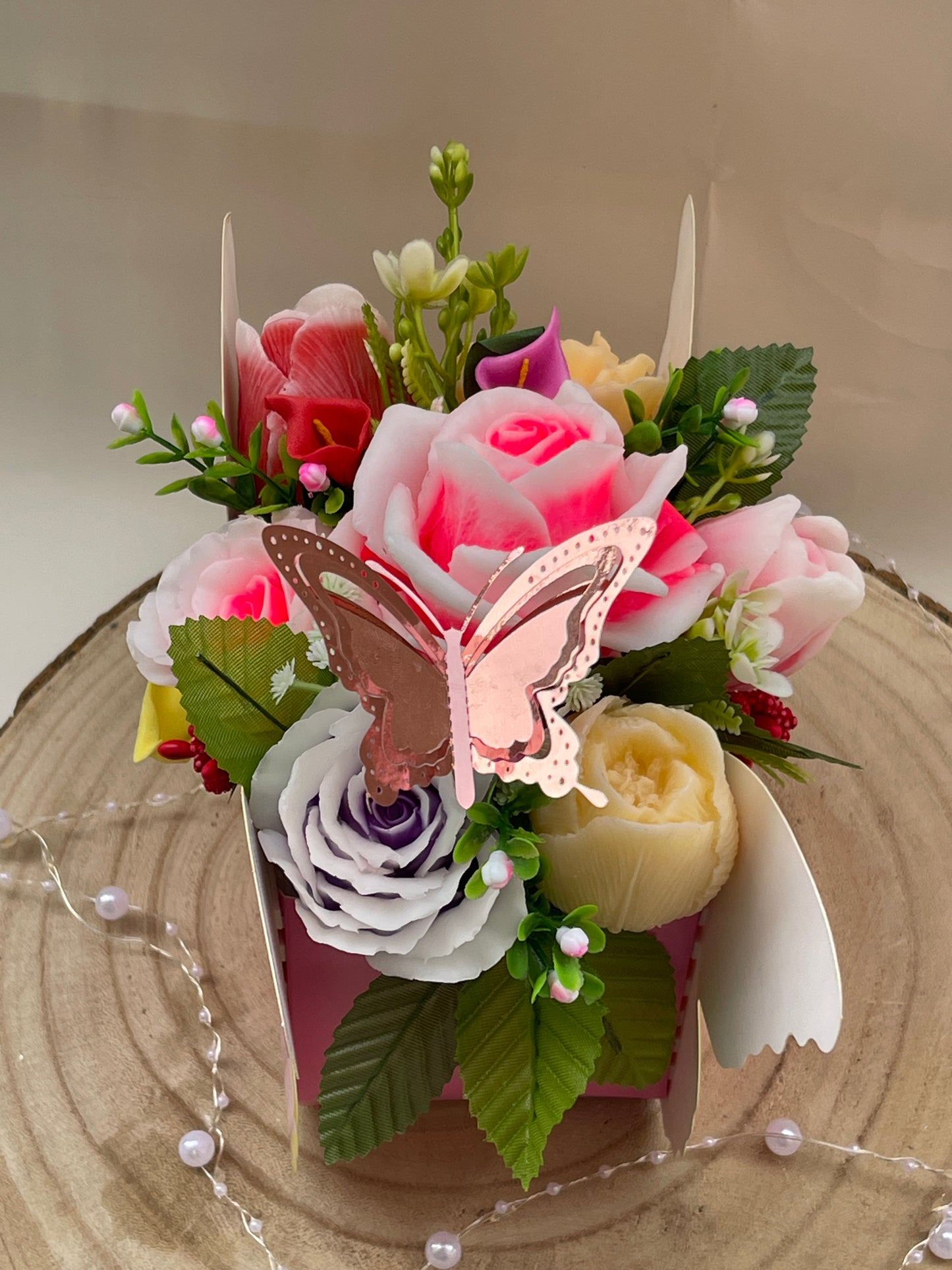 Bouquet de fleurs en savon dans boîte papillon – Cadeau original femme, maîtresse ou déco parfumée