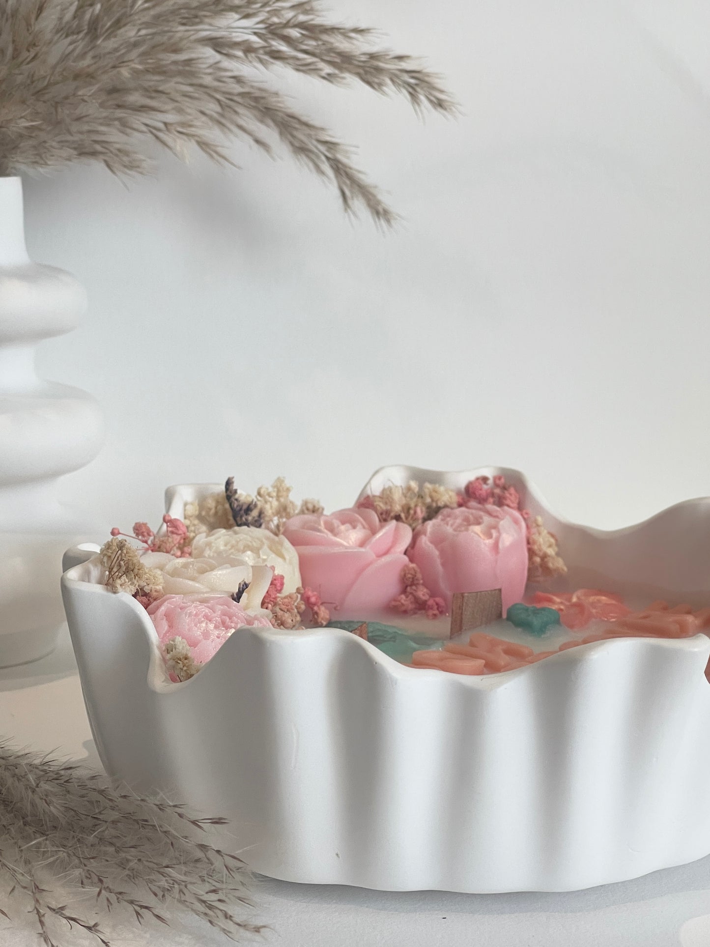 Bougie artisanale – Pièce unique en vase de jesmonite personnalisée