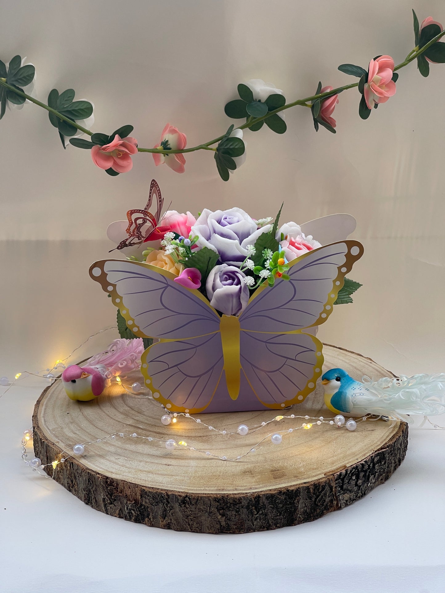 Bouquet en savon avec boîte papillon violette – Cadeau décoratif parfumé