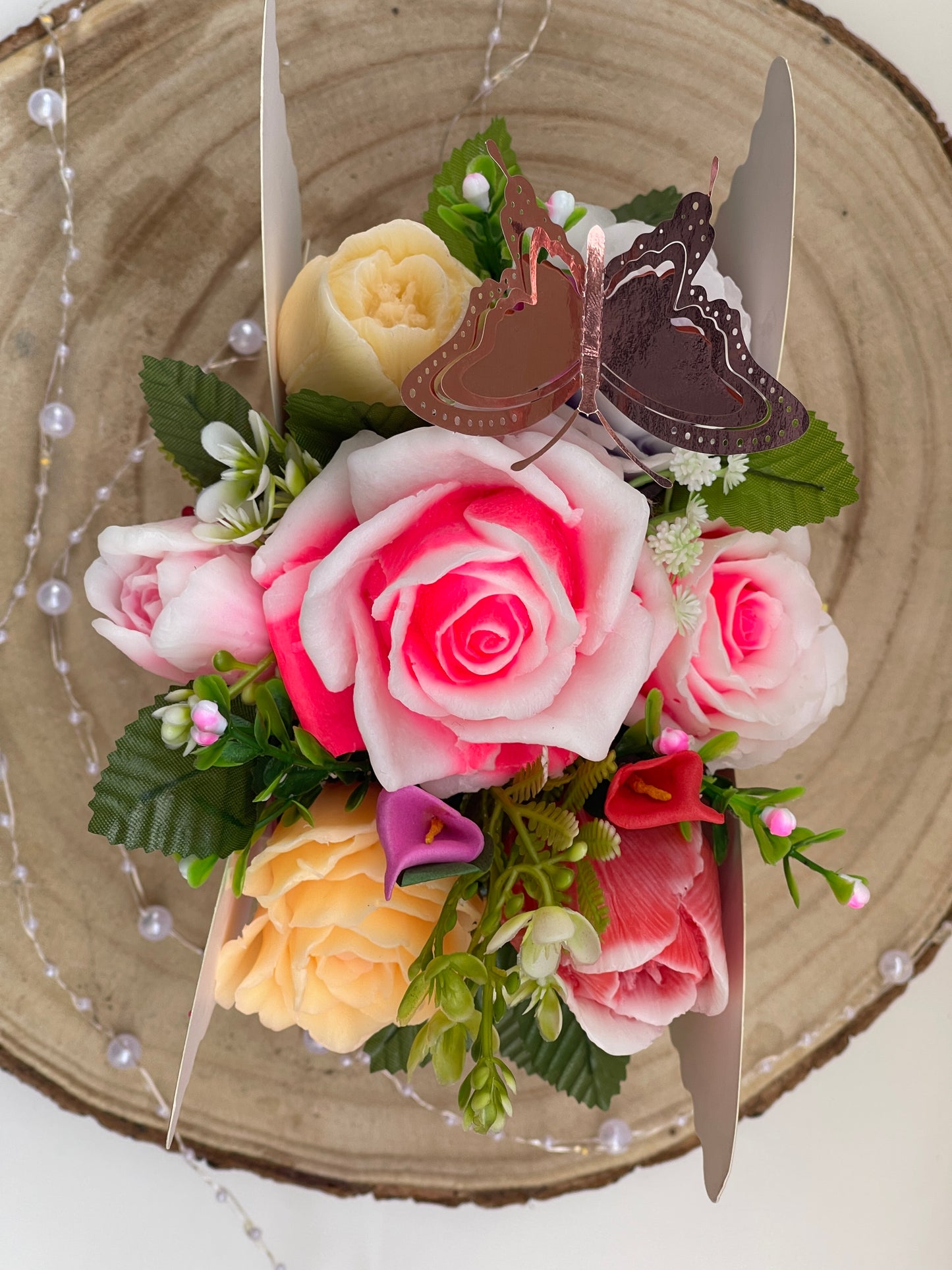 Bouquet de fleurs en savon dans boîte papillon – Cadeau original femme, maîtresse ou déco parfumée