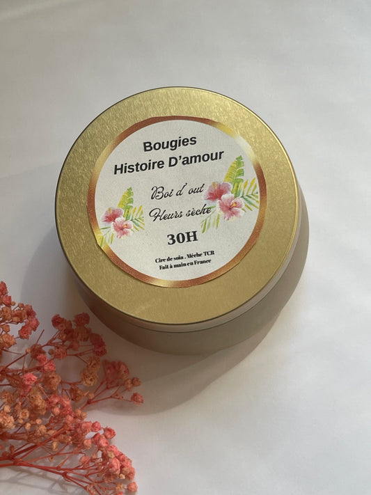 Bougie florale artisanale en pot doré avec fleurs séchées