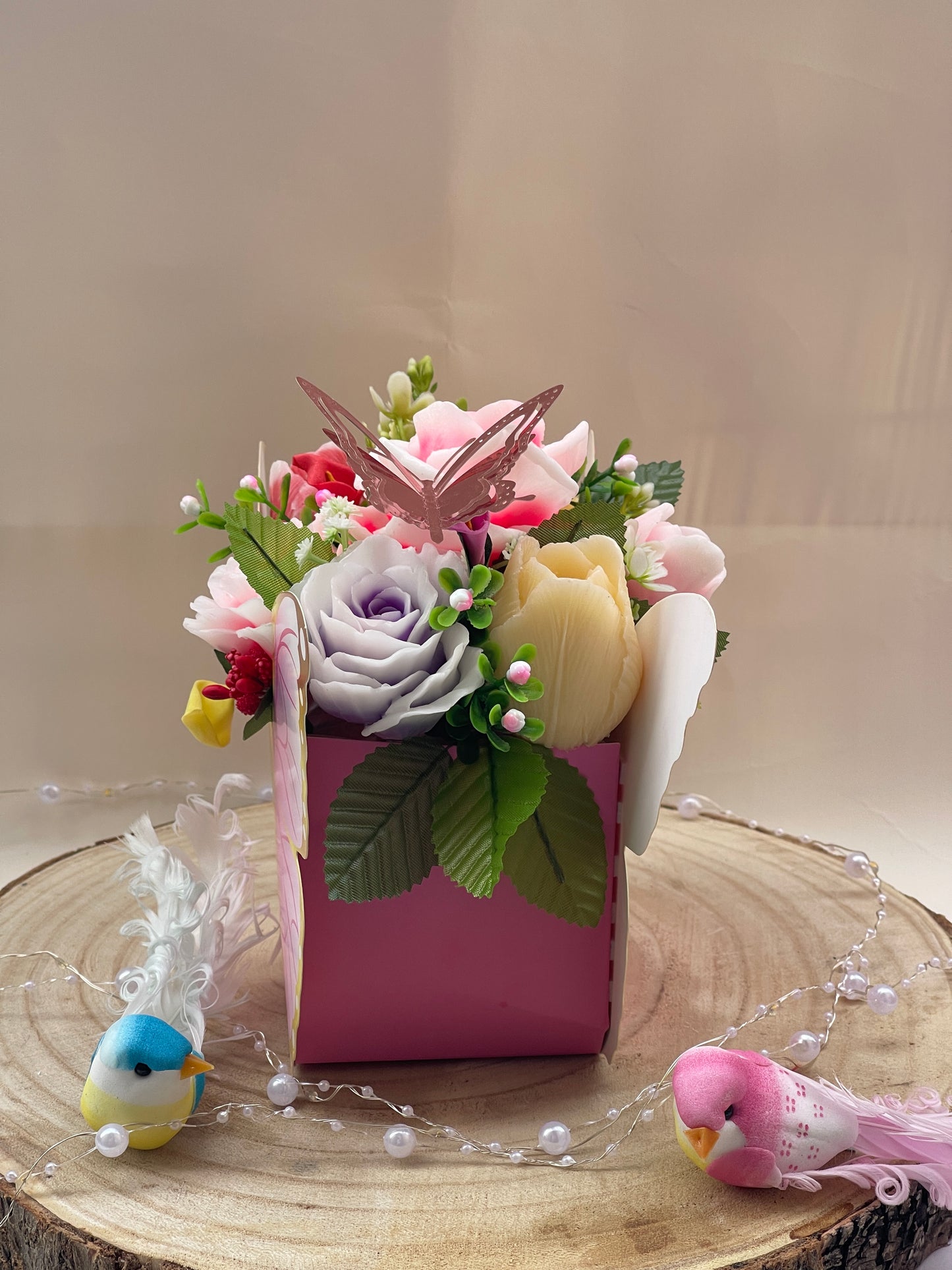 Bouquet de fleurs en savon dans boîte papillon – Cadeau original femme, maîtresse ou déco parfumée