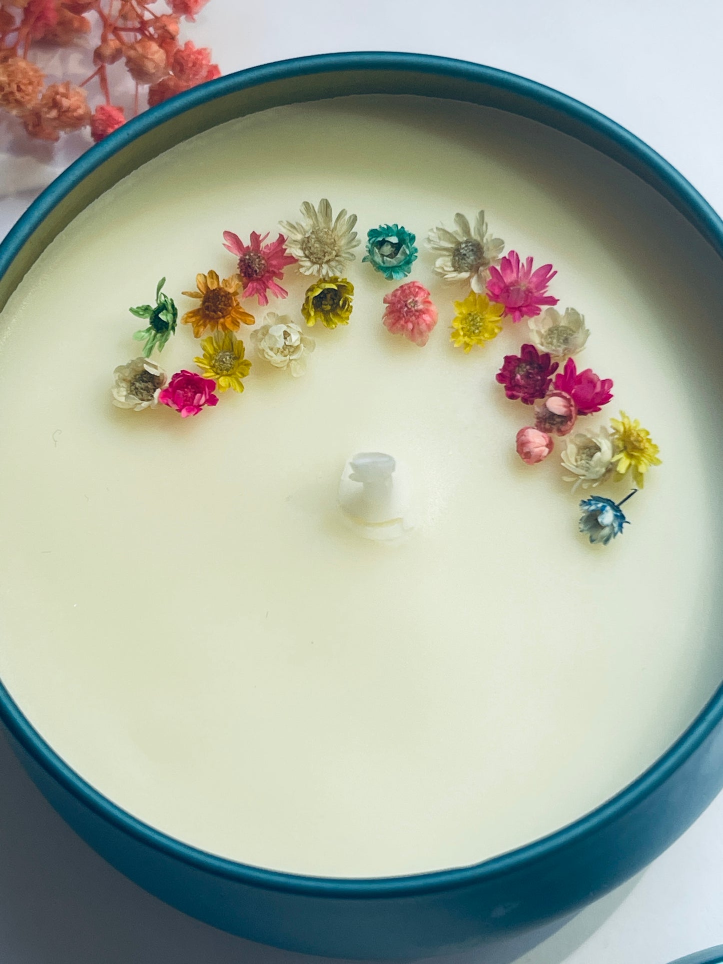Bougie artisanale en pot turquoise avec fleurs séchées – cire de soja