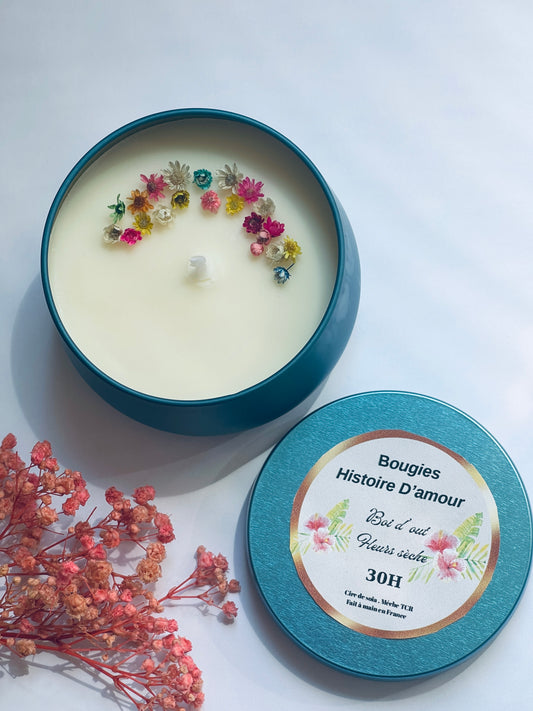 Bougie artisanale en pot turquoise avec fleurs séchées – cire de soja