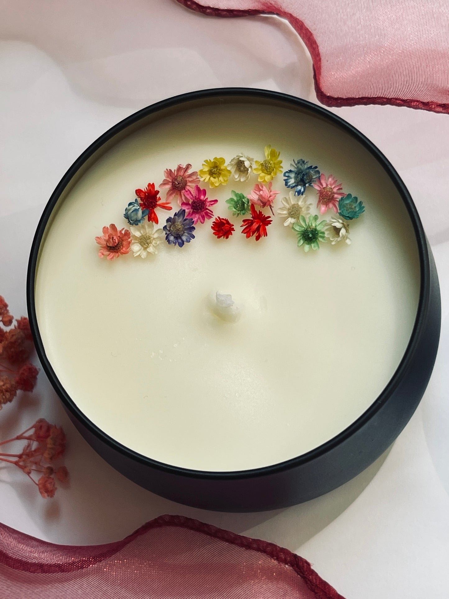 Bougie florale artisanale en pot noir avec fleurs séchées
