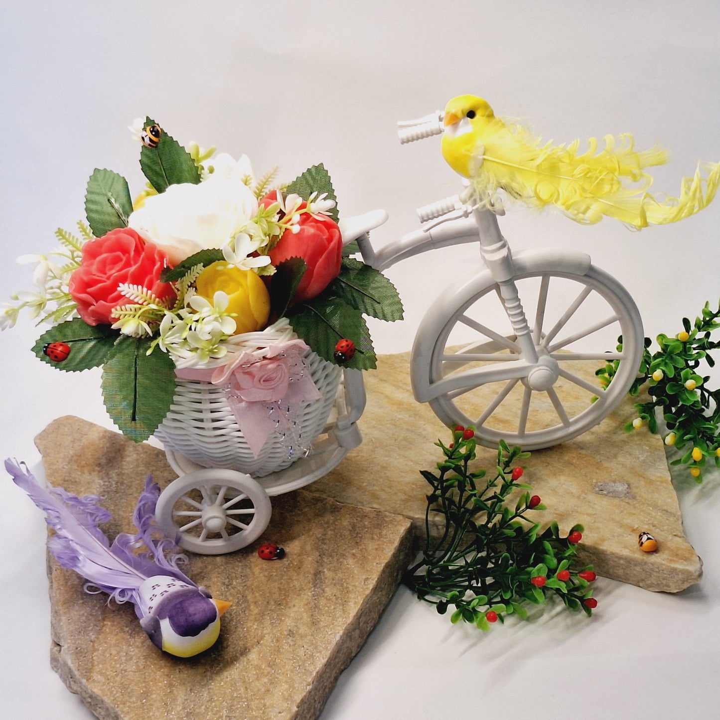 Bicyclette décorative blanche avec fleurs en savon – Élégance florale éternelle