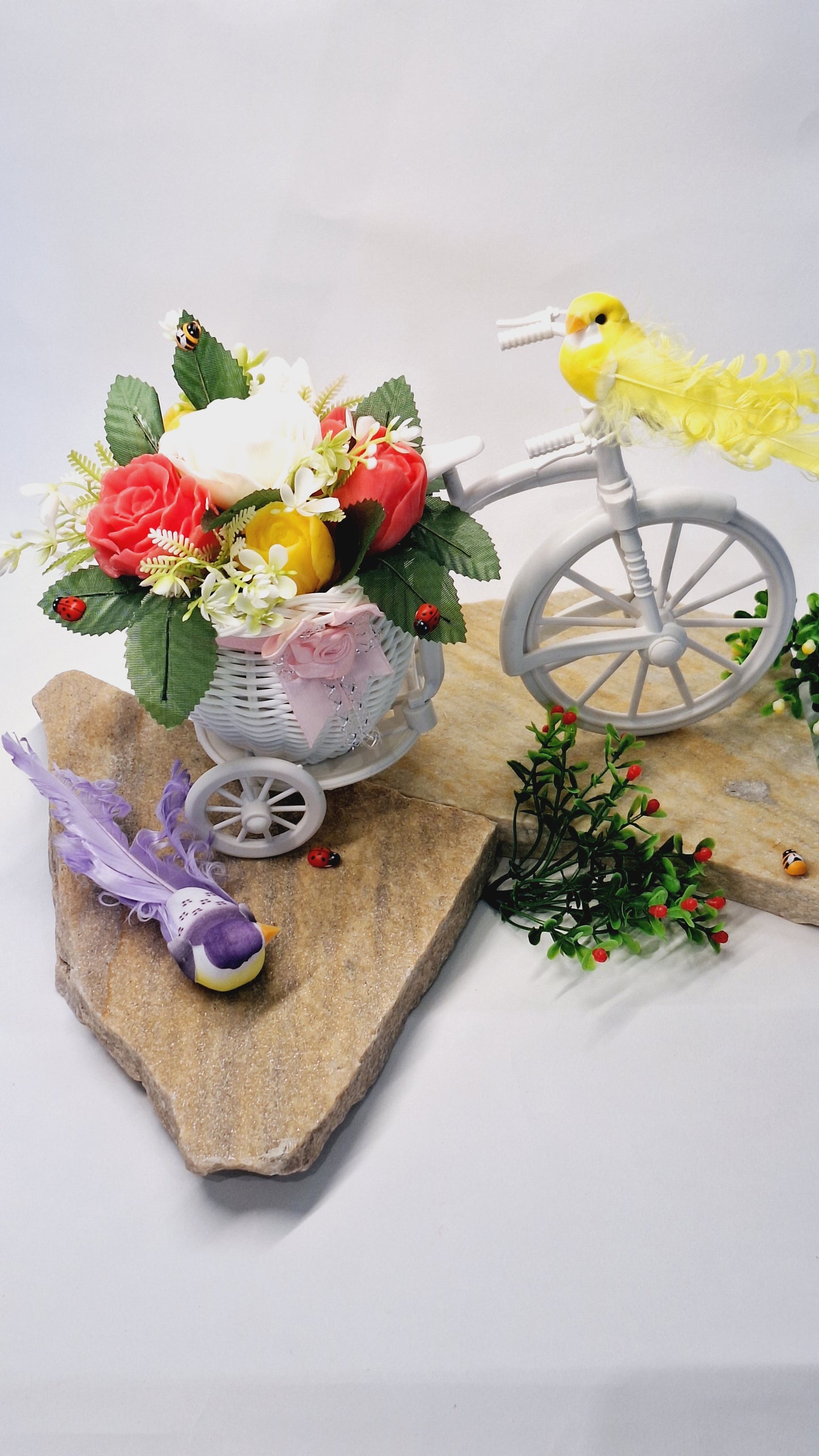 Bicyclette décorative blanche avec fleurs en savon – Élégance florale éternelle