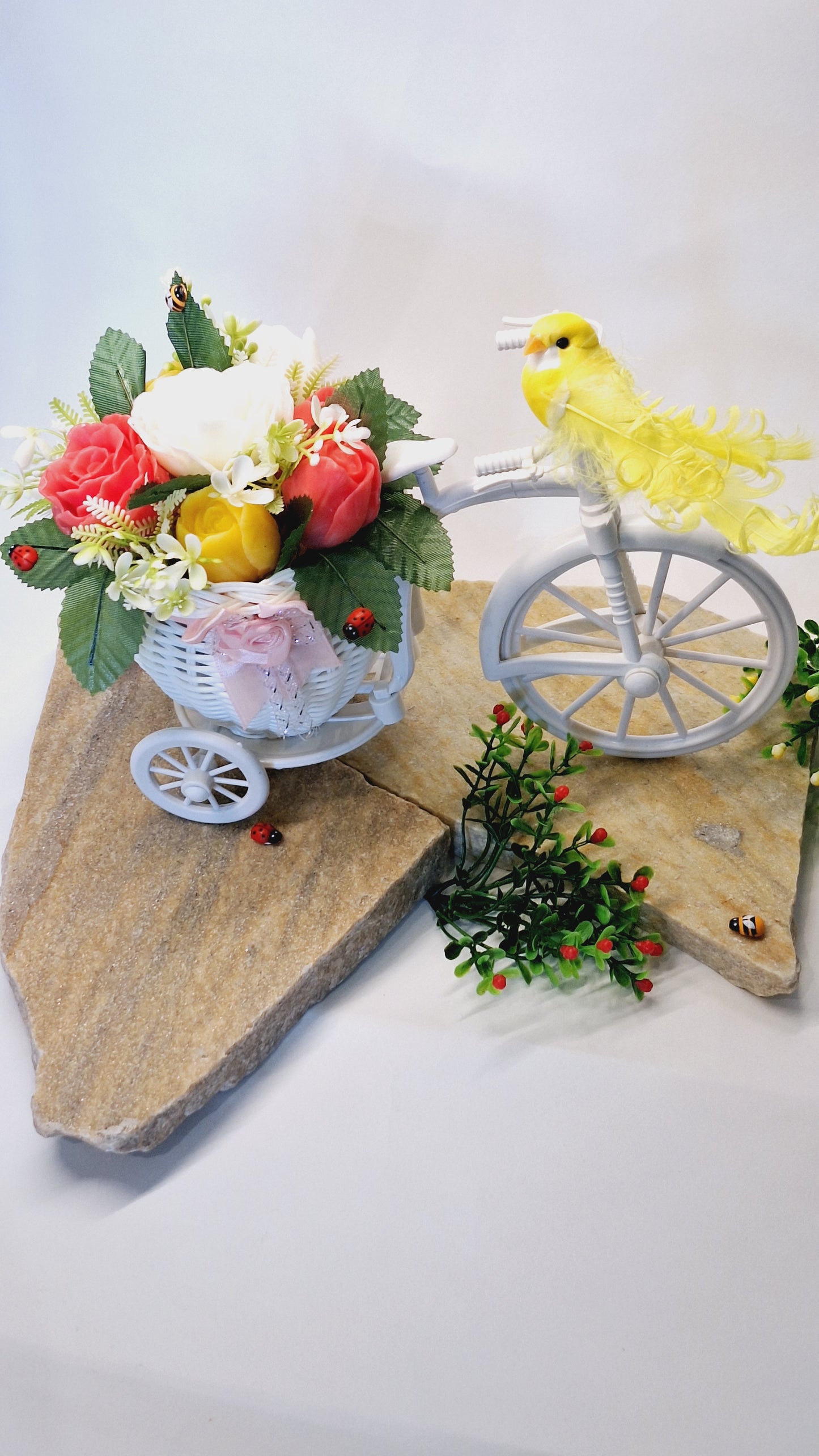 Bicyclette décorative blanche avec fleurs en savon – Élégance florale éternelle