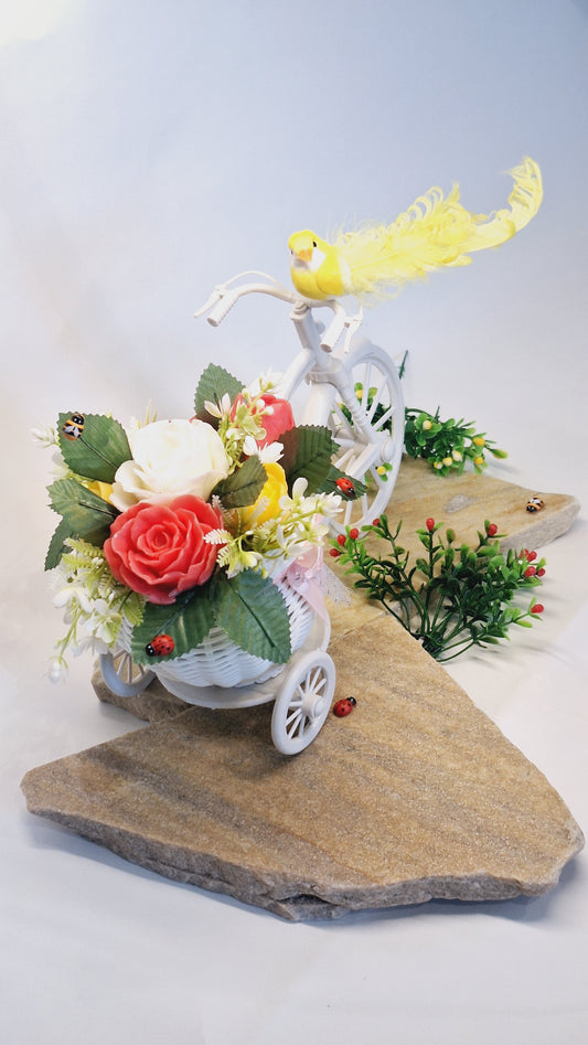 Bicyclette dĂ©corative blanche avec fleurs en savon â ĂlĂ©gance florale Ă©ternelle