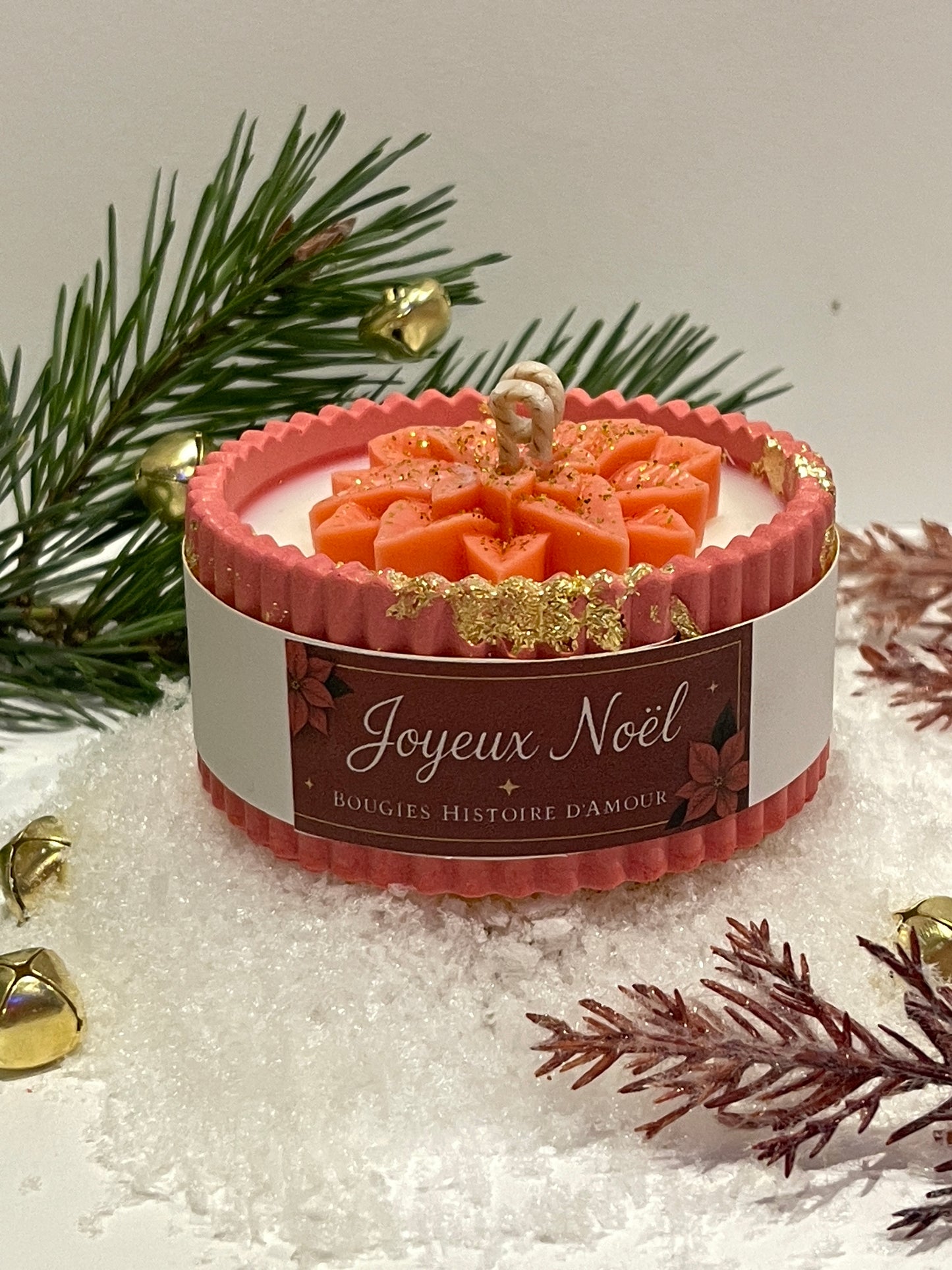 Bougie de Noël artisanale – Poinsettia & Or, vas en jesmonite fait main