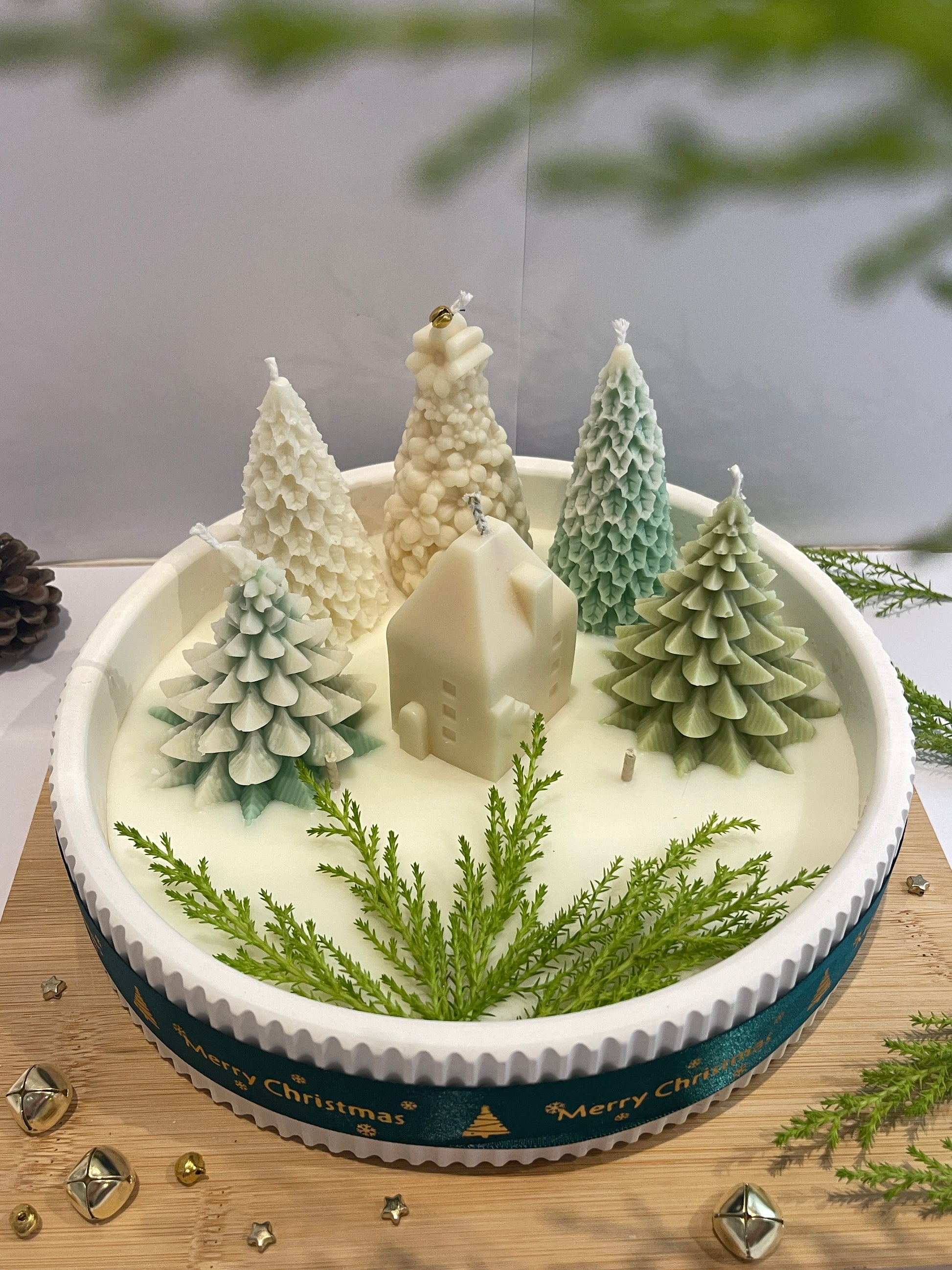 Détail de la bougie sapin de Noël – cire de soja naturelle et décor fait main