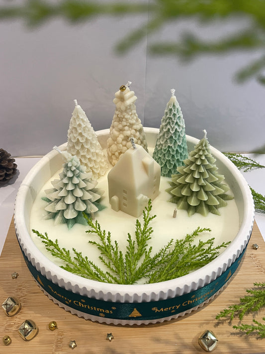 Détail de la bougie sapin de Noël – cire de soja naturelle et décor fait main