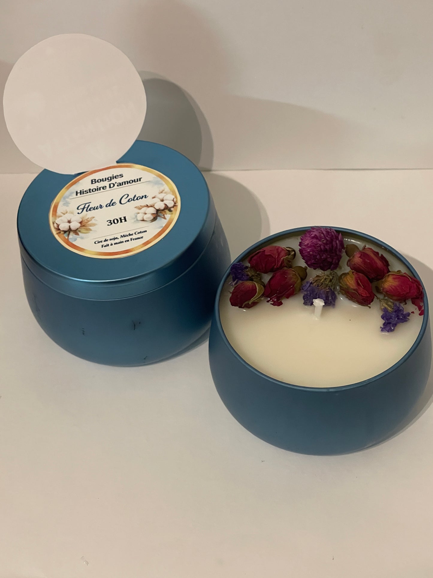 Bougie artisanale en pot turquoise avec fleurs séchées – cire de soja