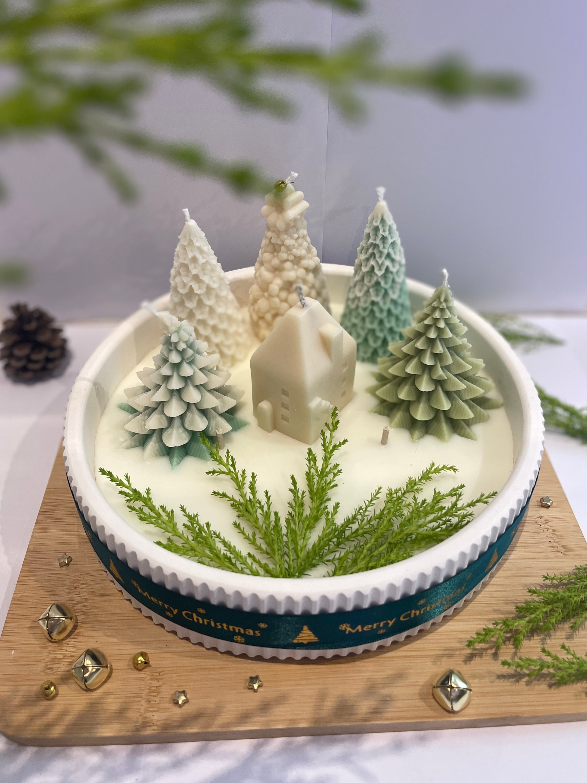 Bougie décorative de Noël 22 cm – forêt enneigée parfumée de Grasse