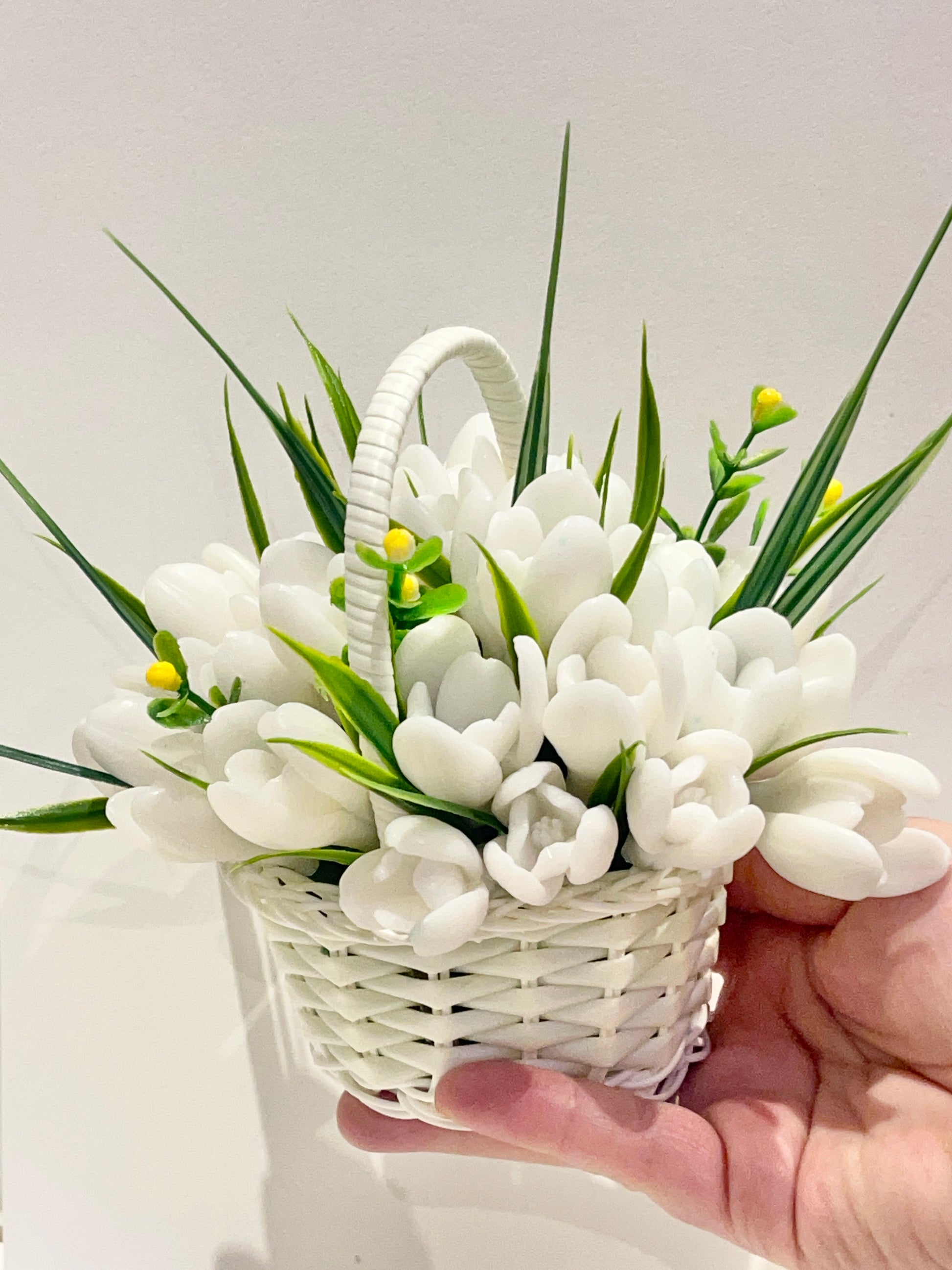 panier décoratif avec fleurs en savon perce-neige