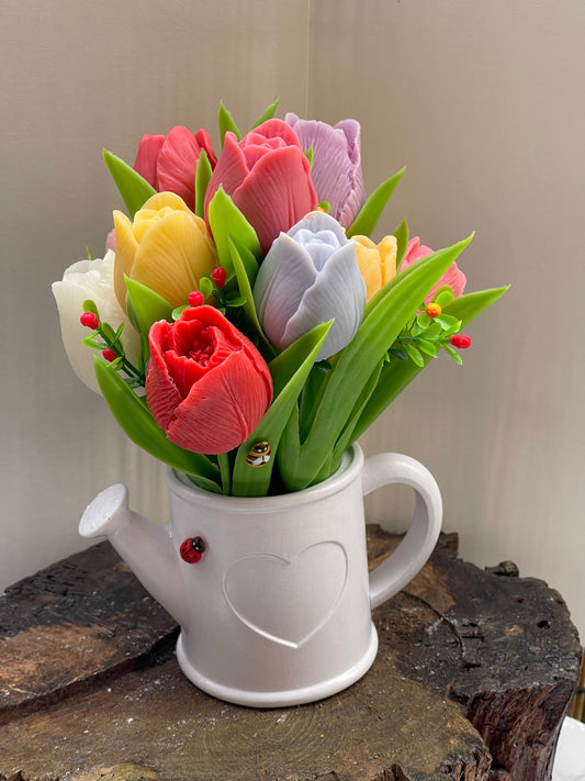 Bouquet de Tulipes en Savon – Fleurs Artisanales dans Arrosoir Céramique
