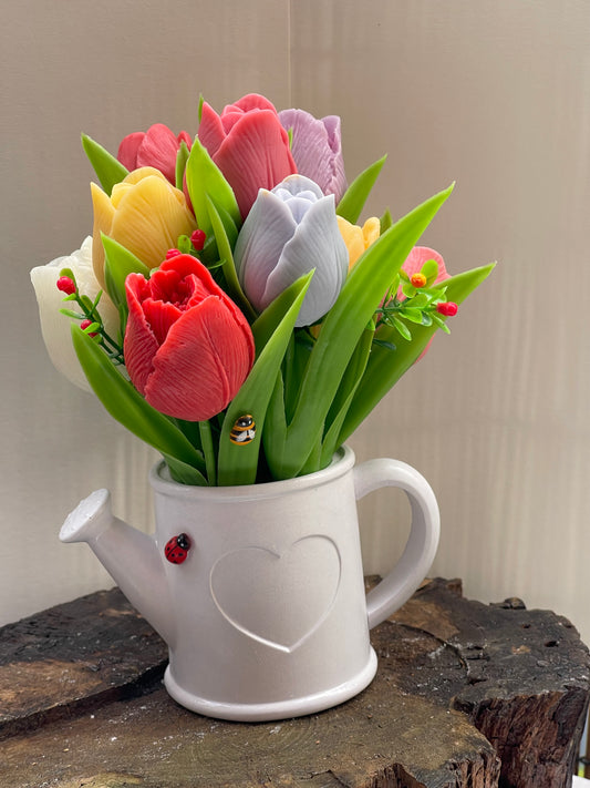 Bouquet de Tulipes en Savon – Fleurs Artisanales dans Arrosoir Céramique