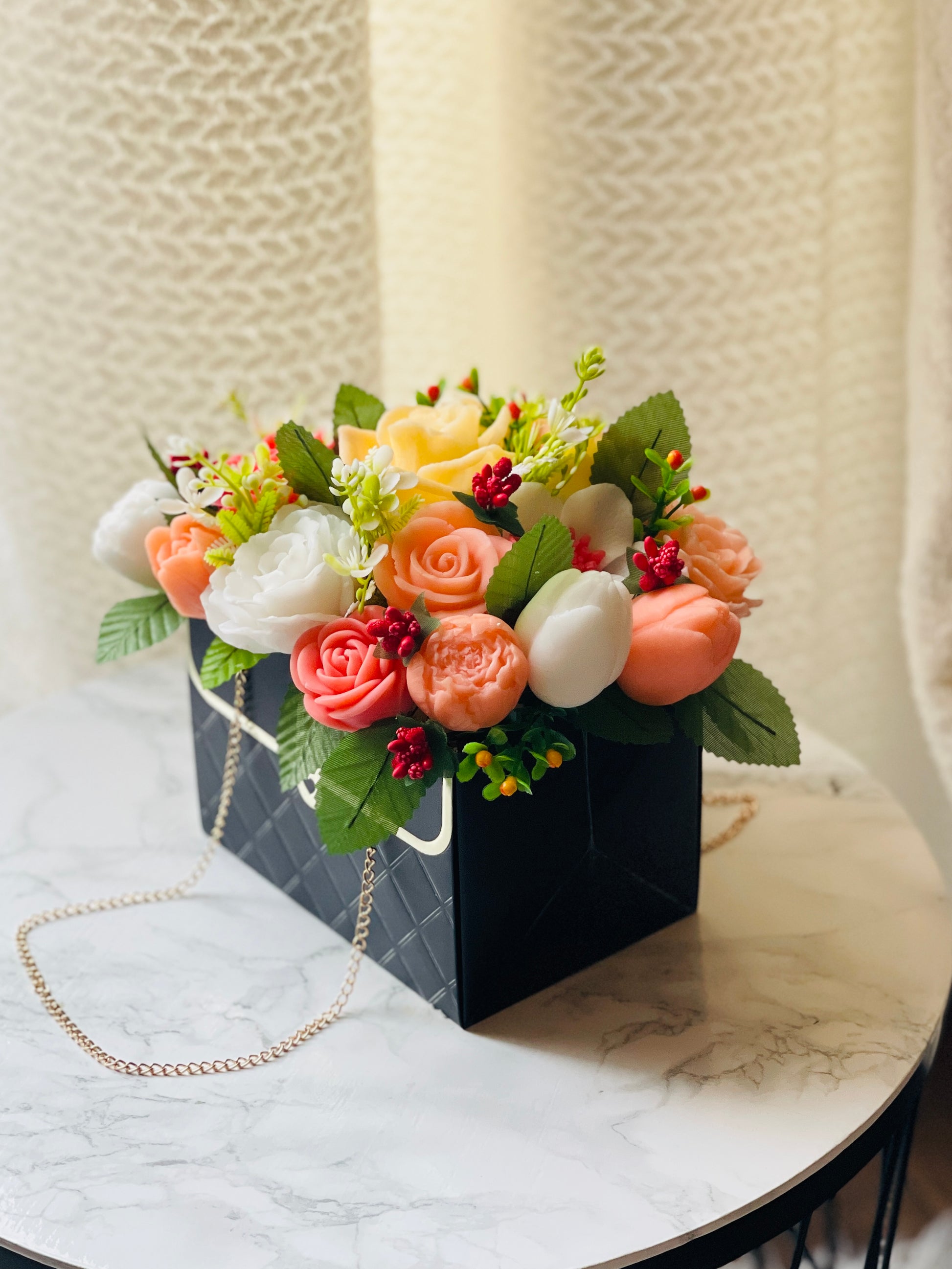 arrangement floral décoratif en savon fait main sac fleuri élégant