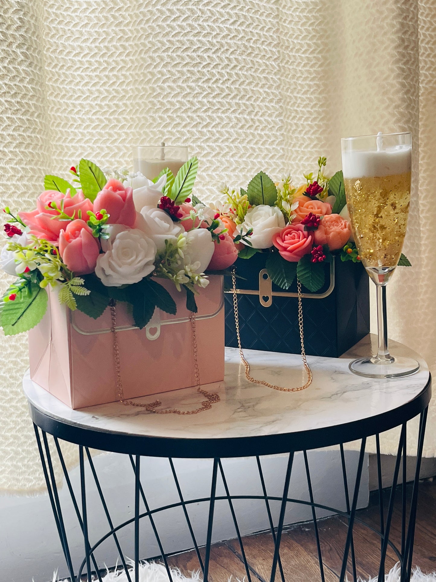 Arrangement floral décoratif en savon – Sac fleuri élégant – Création artisanale