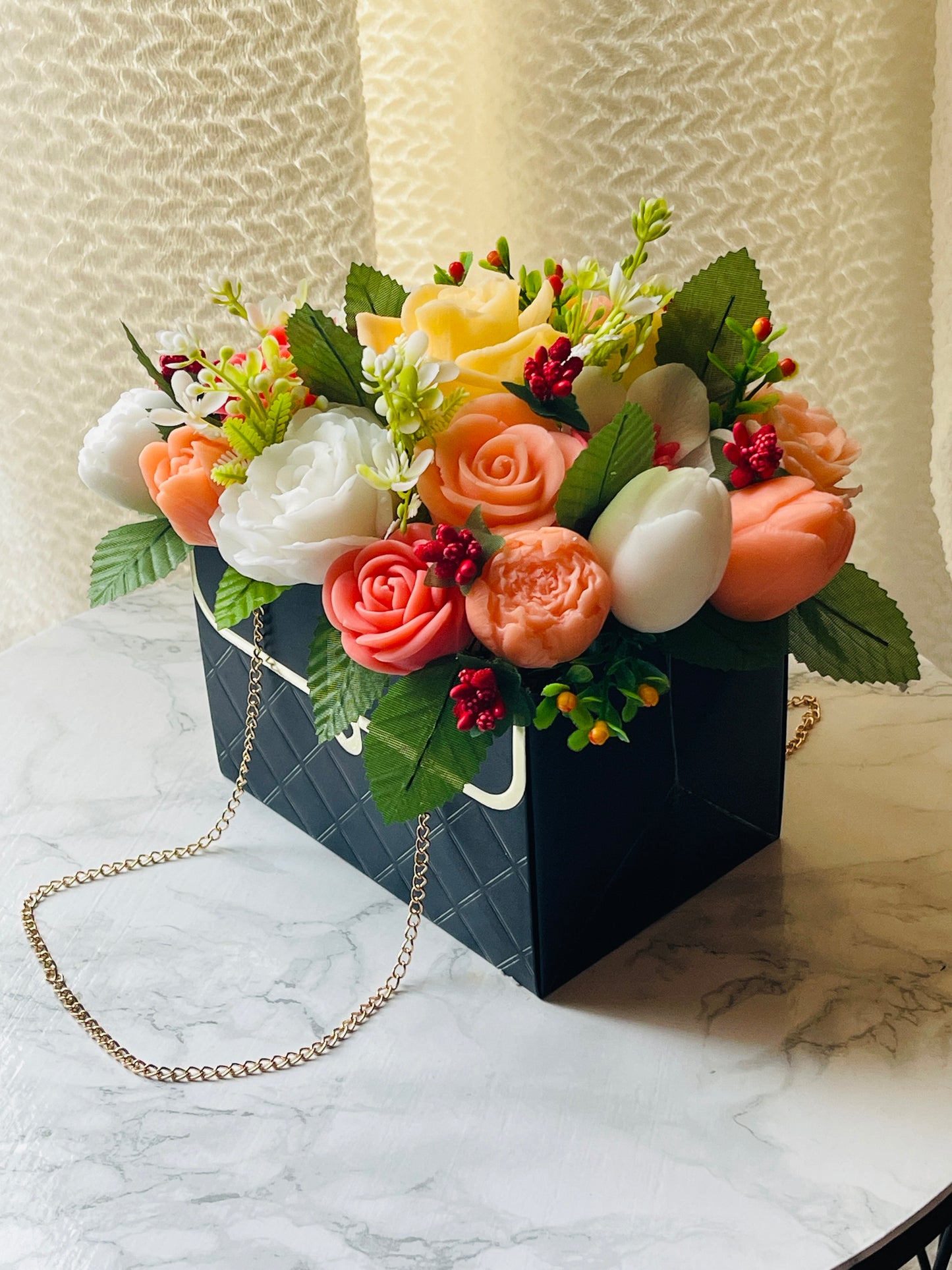 composition florale en savon dans sac décoratif