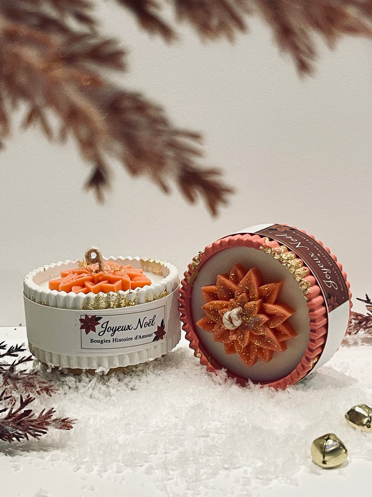 Bougie de Noël artisanale – Poinsettia & Or, vas en jesmonite fait main