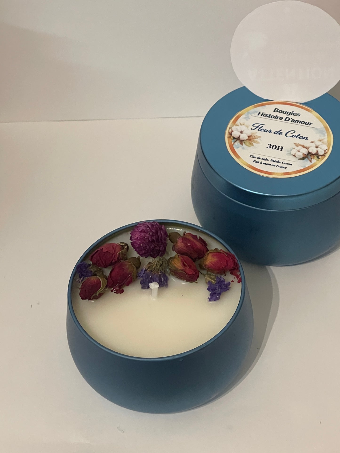 Bougie artisanale en pot turquoise avec fleurs séchées – cire de soja