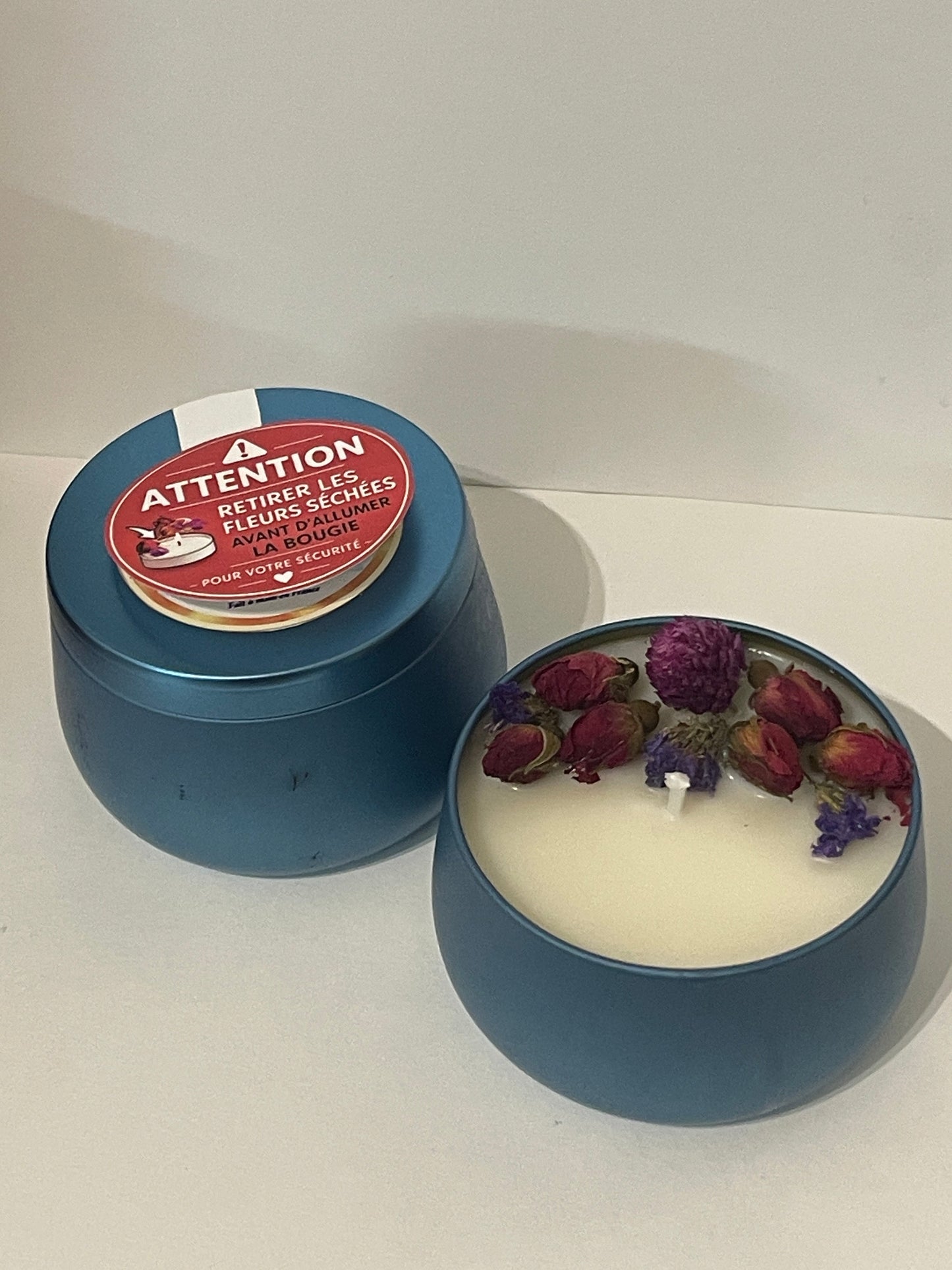 Bougie artisanale en pot turquoise avec fleurs séchées – cire de soja