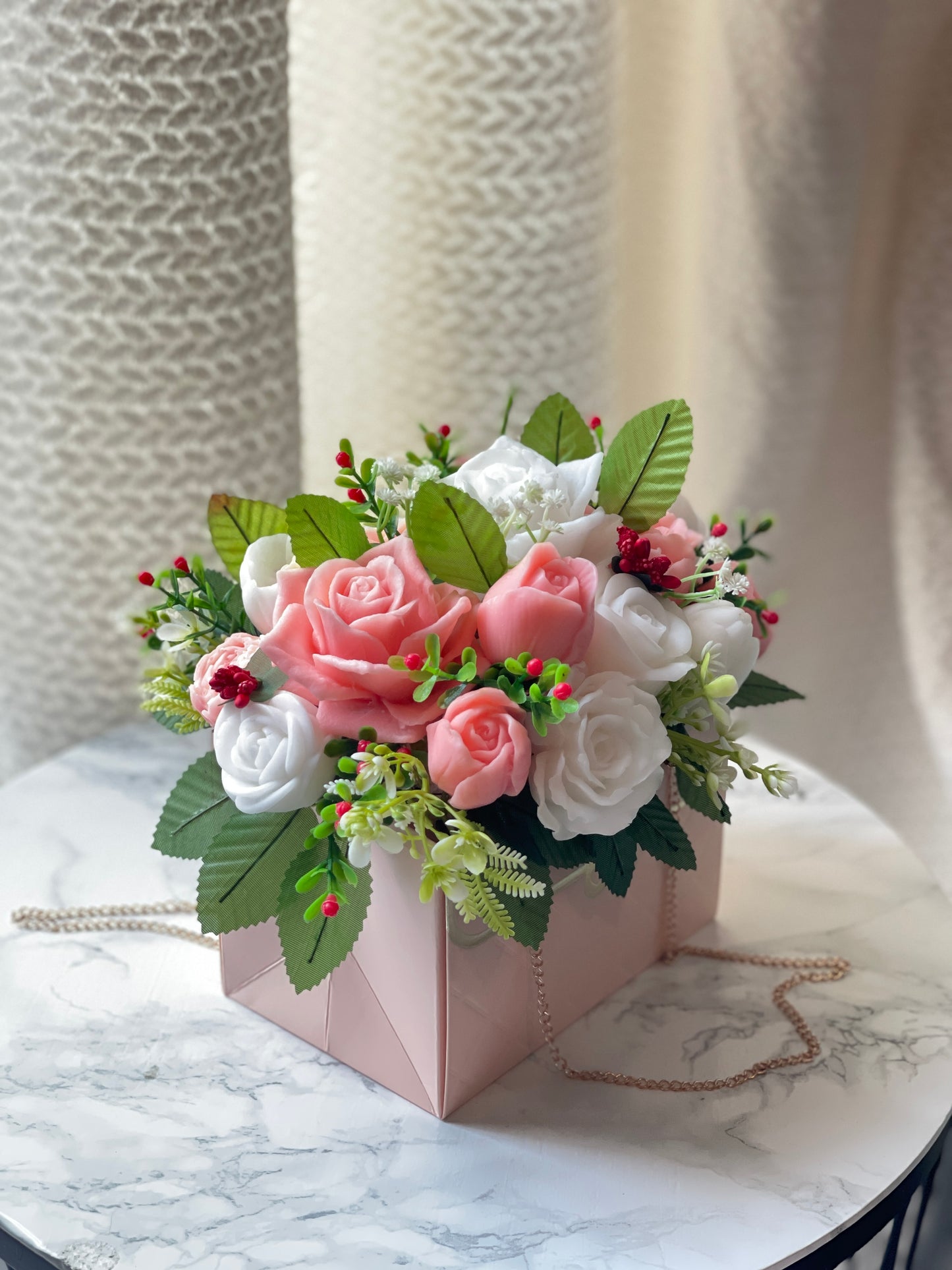 Arrangement floral décoratif en savon – Sac fleuri élégant – Création artisanale