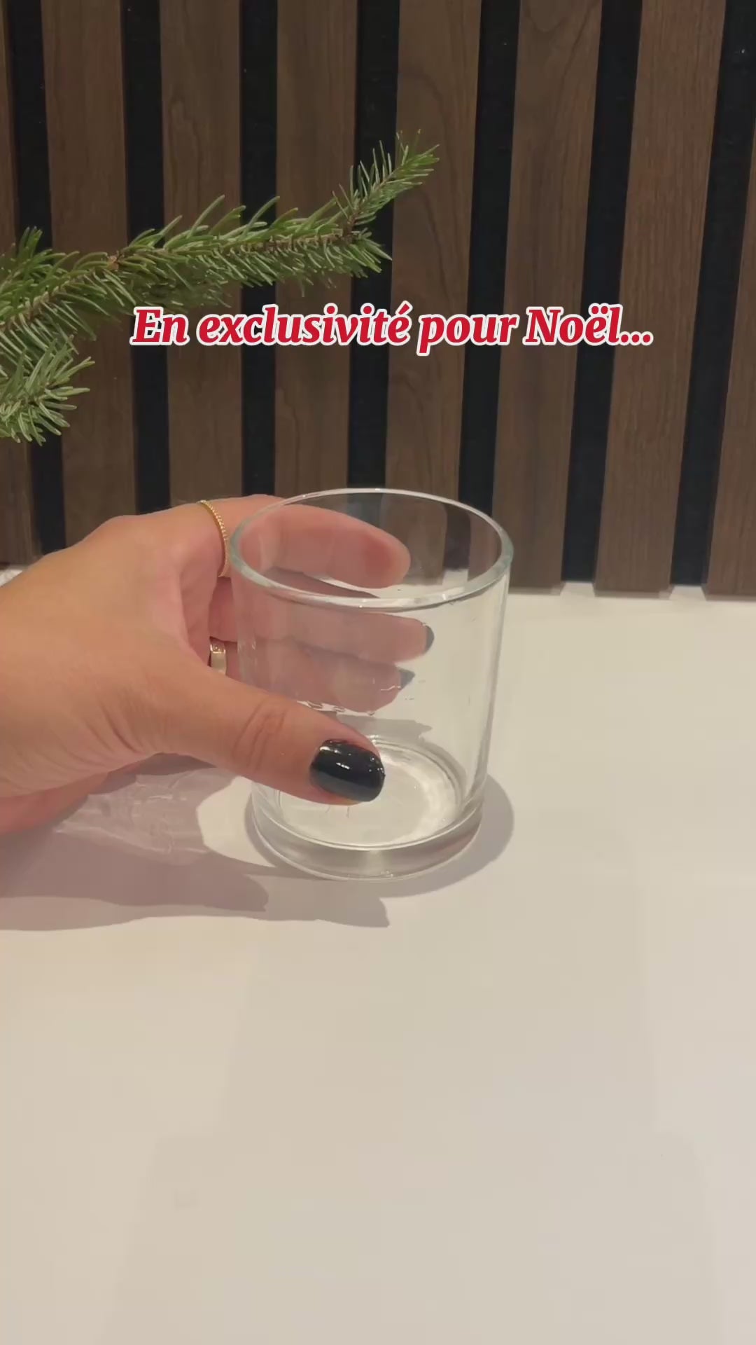 Charger la vidéo : Une bougie festive aux couleurs de Noël, qui cache un bracelet surprise pour un cadeau magique ✨