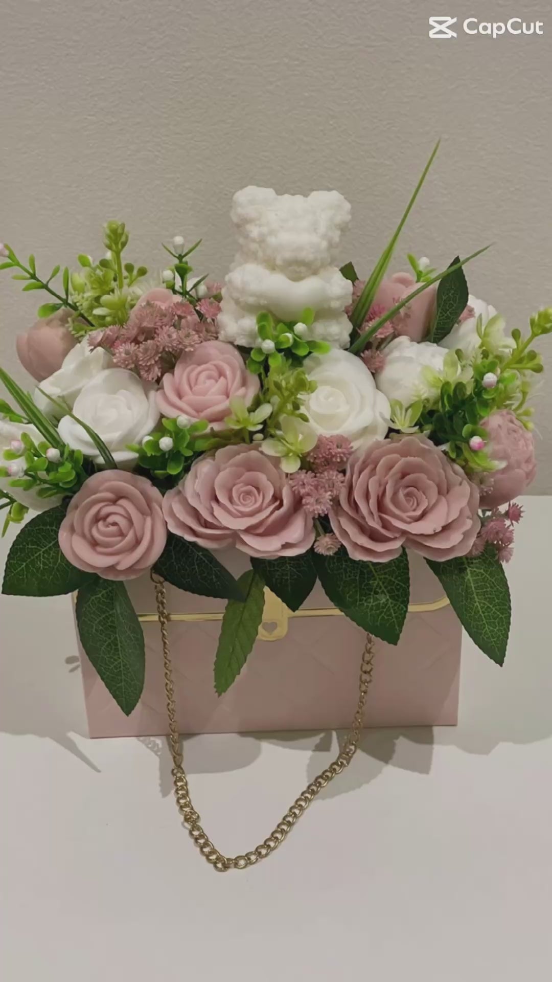 Charger la vidéo : Des créations délicates qui transforment chaque événement en souvenir unique. Offrez la beauté et le parfum éternel des fleurs en savon et bougies artisanales, fabriquées avec passion en France.