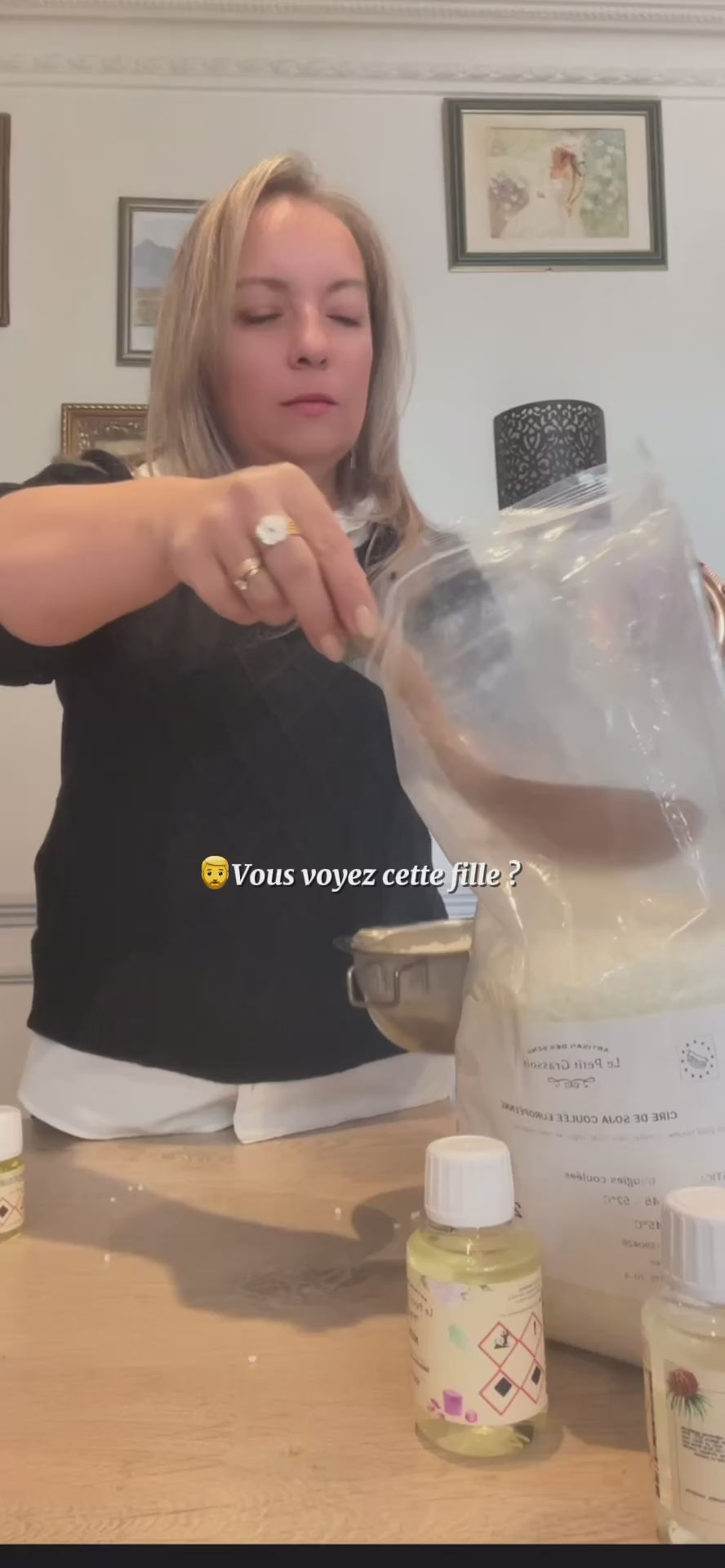 Charger la vidéo : Découvrez la différence entre une simple bougie et une création façonnée avec amour.Chaque flamme raconte une histoire… celle de Bougies Histoire d’Amour. 💛